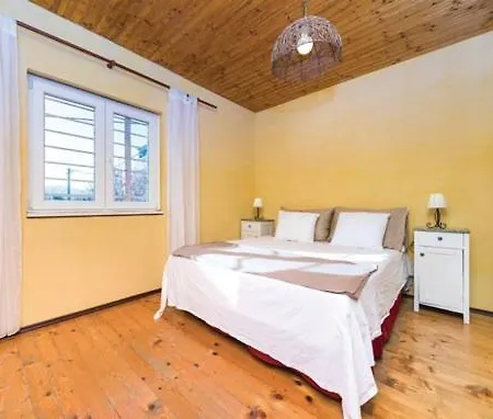 Wisteria Apartment *